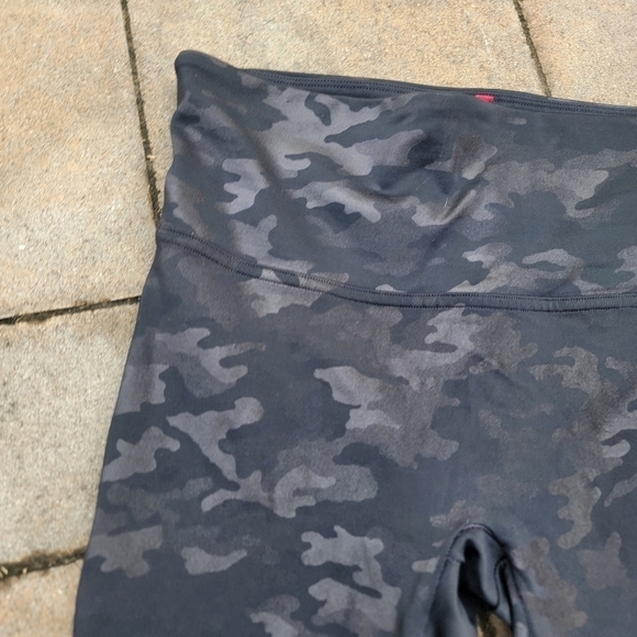 Spanx Faux Leather Camo Leggings M - Picture 3 of 9